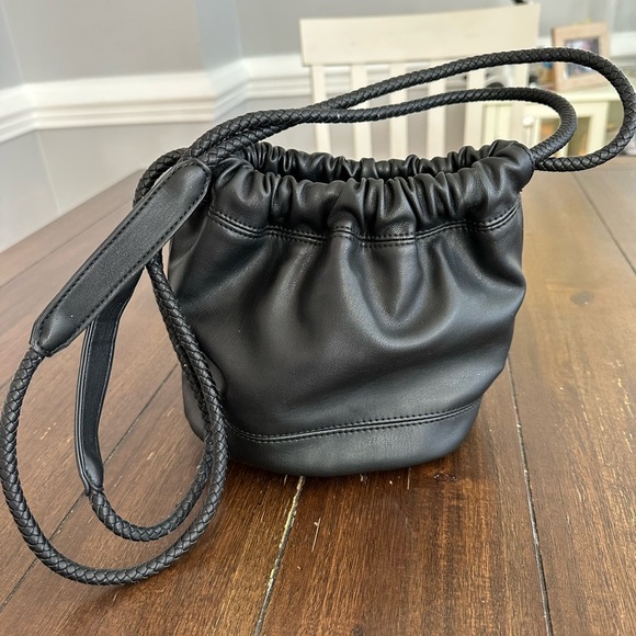 Urban outfitters vegan bucket bag - Picture 6 of 11